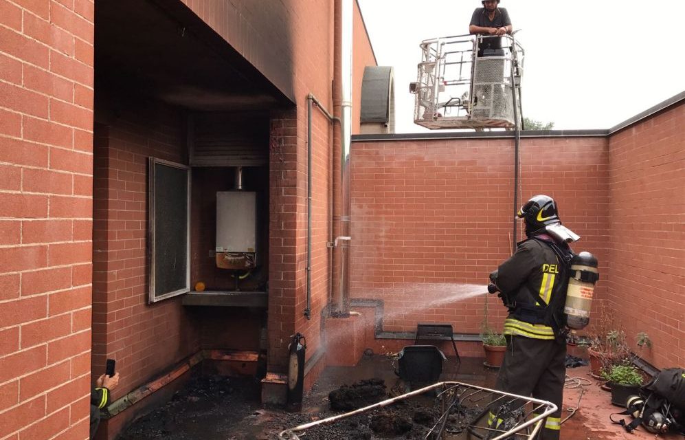 Incendio in un palazzo ad Alessandria, i pompieri salvano due cani e bloccano un fuga di gas evitando un’esplosione
