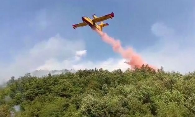 Grosso incendio da 24 ore nei boschi della val Borbera