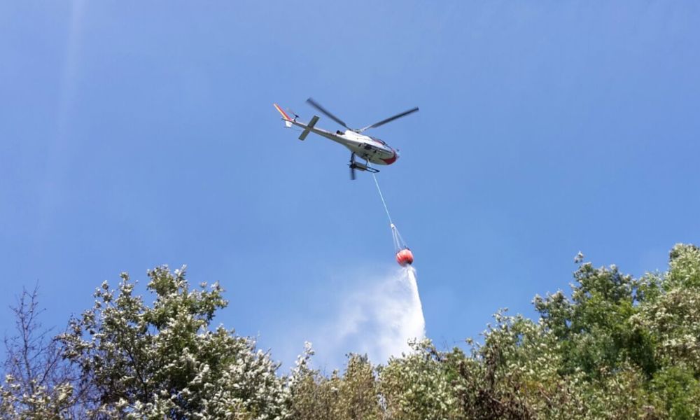 In Val Borbera a Mongiardino Ligure, un bosco brucia da oltre 30 ore
