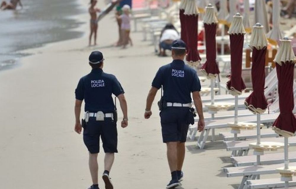 A Diano Marina proseguono i controlli in spiaggia contro i venditori abusivi: i vigili urbani sequestrano 500 occhiali non a norma