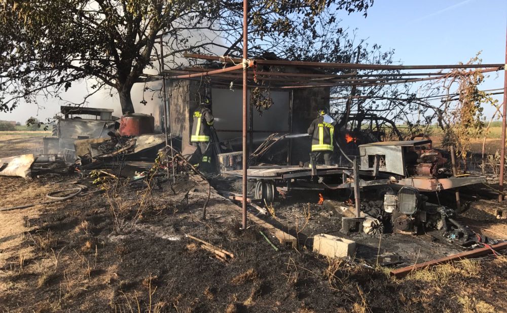 Maxi incendio a Viguzzolo, brucia un trattore, un auto, un capanno e diverse sterpaglie. Aleggia lo spettro del piromane?