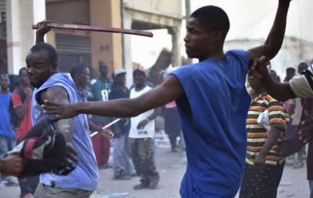 Migranti aggrediscono agenti durante sgombero e i poliziotti dicono basta: “A rischio la nostra incolumità”