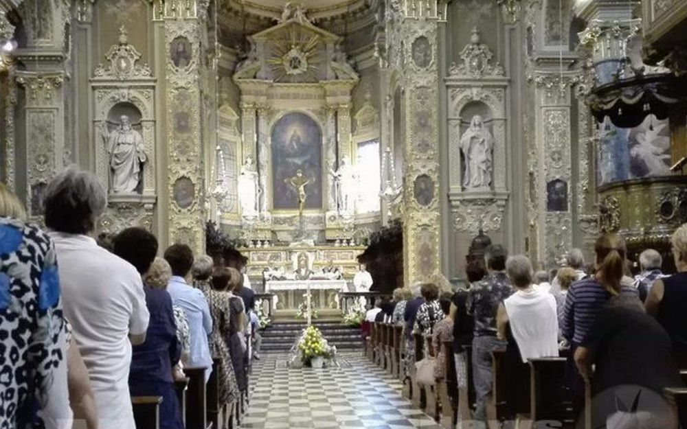 Chiesa gremita per l’ultimo saluto a Michael il giovane di Diano Marina ucciso da una malattia