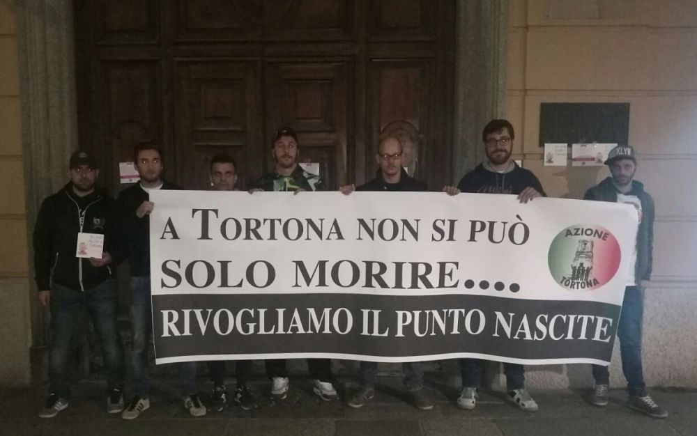 I giovani di “Azione Tortona” protestano sotto gli Uffici della Regione: “Rivogliamo il Punto nascite”
