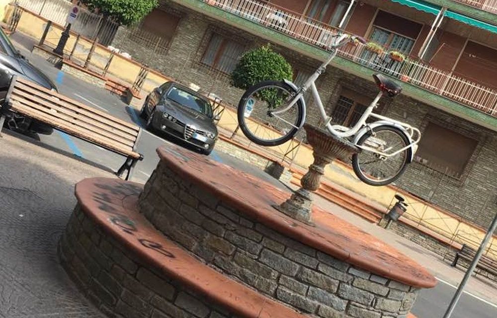 Nuovo parcheggio per biciclette o arte creativa a Diano Marina? E sempre a Diano con le biciclette…