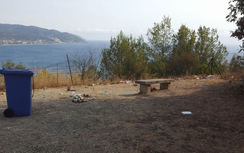 Capo Berta a Diano Marina, gli incivili hanno lasciato il segno: c’è il bidone ma i rifiuti lasciati per terra
