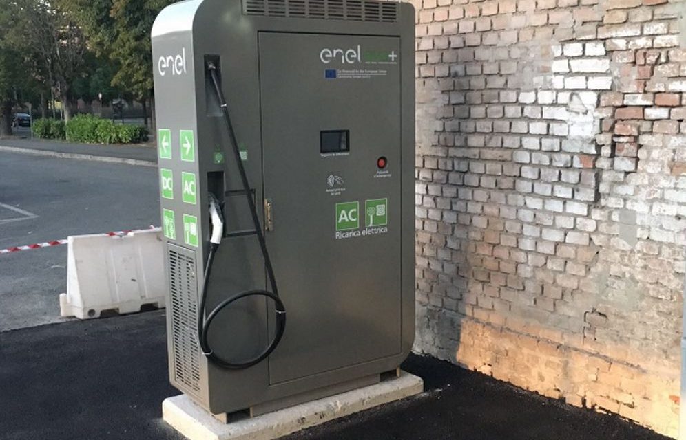 In Piazza Allende a Tortona c’è la stazione di ricarica per veicoli elettrici
