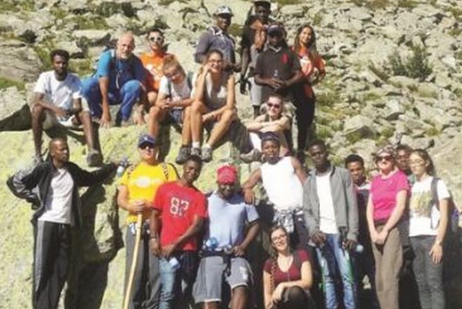 Ragazzi Tortonesi lavorano gratis per gli immigrati in un “Campo di servizio” organizzato dall’Azione Cattolica