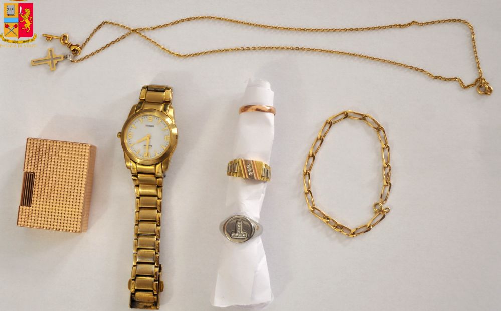 Chi è proprietario di questi  gioielli rubati si faccia avanti. La Polizia ha arrestato il ricettatore e li vuole restituire