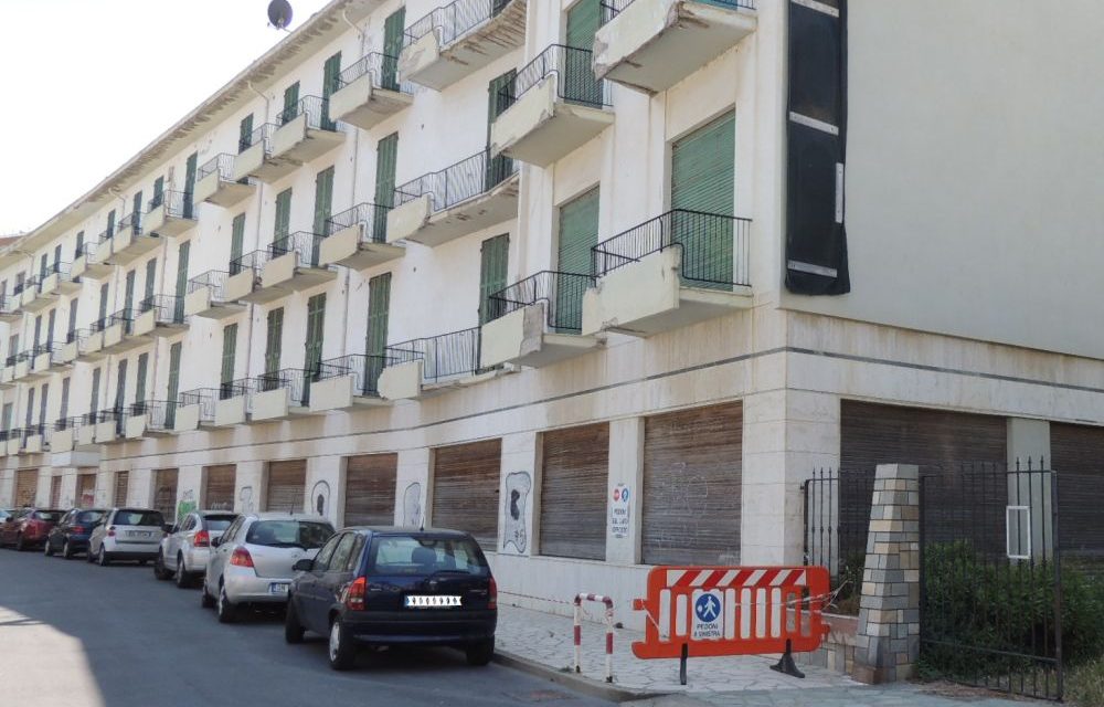 Il proprietario dell’ex Hotel Teresa a Diano Marina ha un mese di tempo per togliere l’insegna pericolante