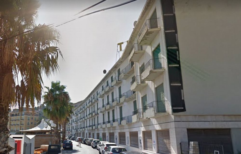 Hotel Teresa nel degrado a Diano Marina: scatta la multa da oltre 4.000 euro per i proprietari