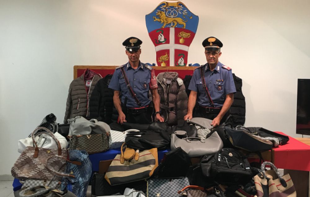 Controlli serrati dei Carabinieri al mercato di Sanremo, sequestrata merce illegale e scattano due denunce