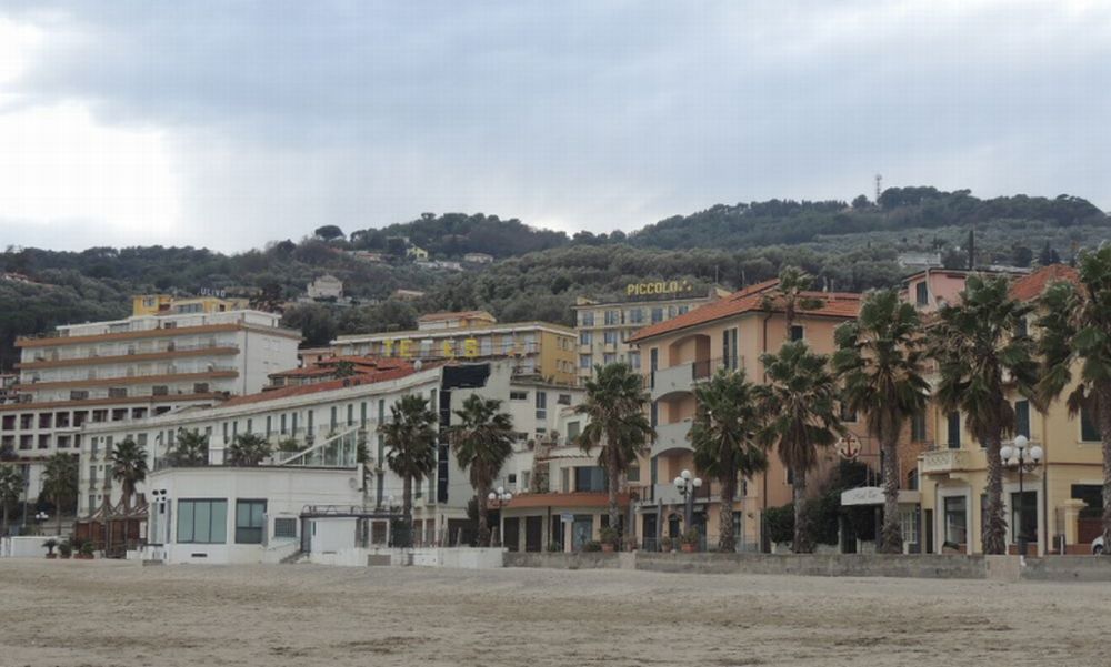 Trova un portafogli pieno di soldi nel rione Sant’Anna di Diano Marina e lo restituisce. E’ il secondo caso in un mese