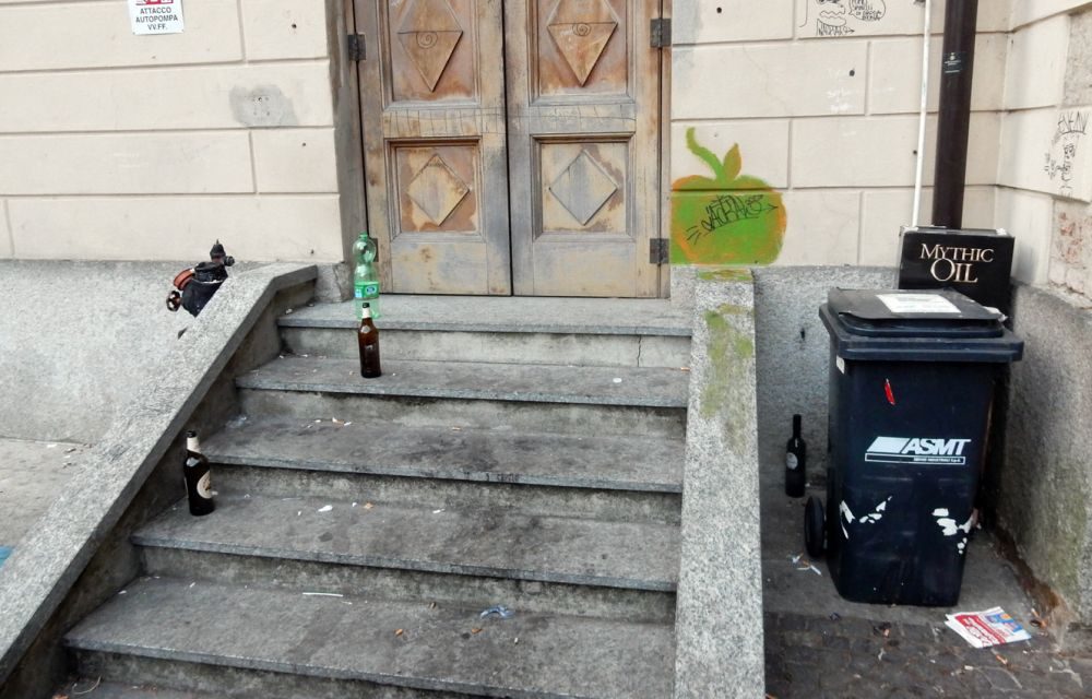 Le immagini della maleducazione a Tortona: troppo faticoso allungare il braccio e gettare i rifiuti nei cassonetti, meglio lasciarli lì