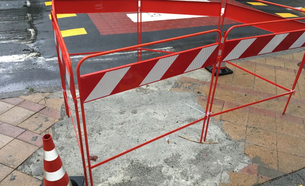 A pezzi molti marciapiedi a Sanremo, tra i più eclatanti quello in via Agosti