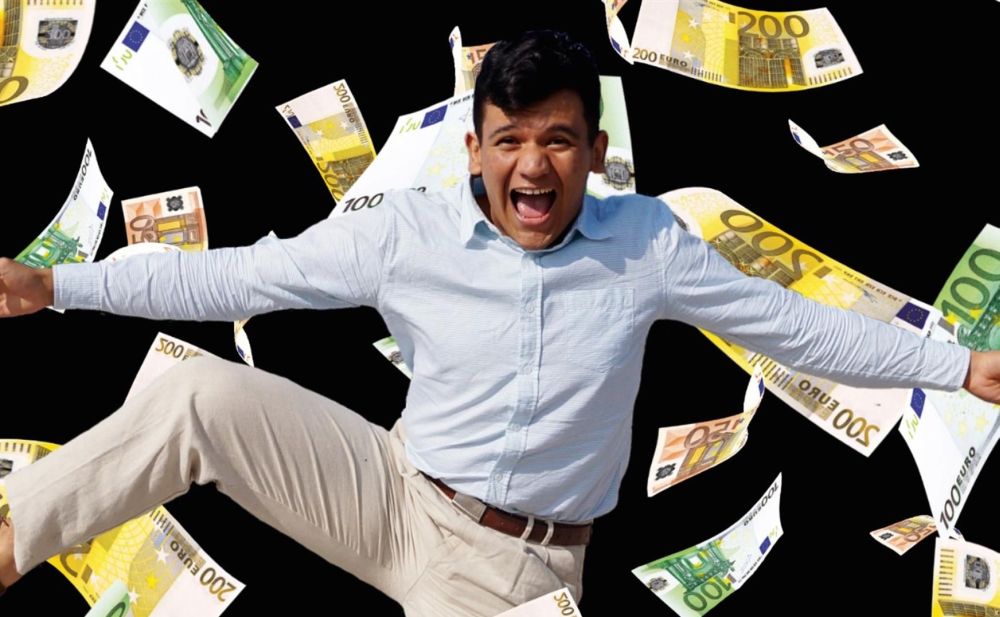 Giovane 18enne di Tortona vince 3 mila euro al mese per 20 anni. Ha ritirato il premio ieri a Milano e spiega cosa farà dei soldi e come ha vinto