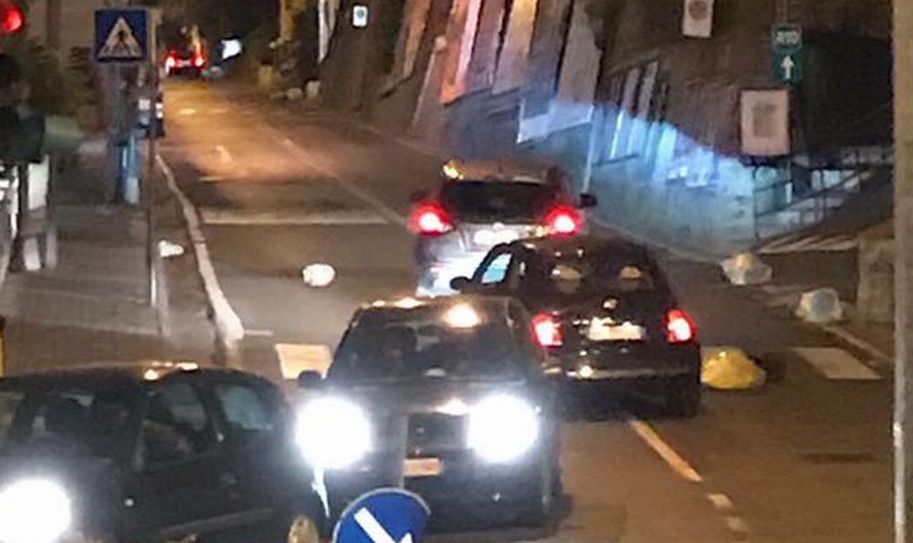 Rifiuti in strada a Sanremo, le auto costrette a pericolosi zig zag