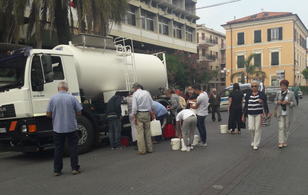 Solo nel tardo pomeriggio tornerà l’acqua nel Golfo. Diano Marina intanto si è attrezzata con un’autobotte