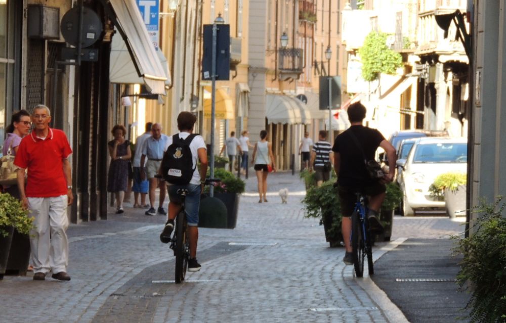 Tortona, giovani in bici sui marciapiedi sfrecciano a velocità pazzesche incuranti dei pedoni e ieri vicino all’ufficio postale…..