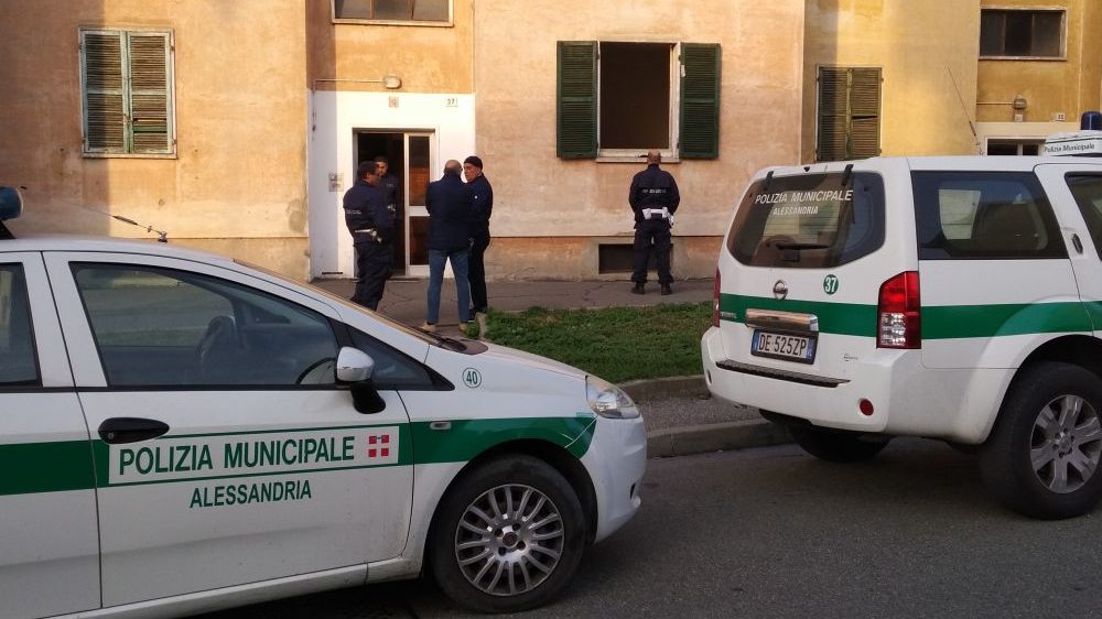 Alessandria, donna ubriaca urta un’auto in sosta e prosegue, individuata dai Vigili Urbani