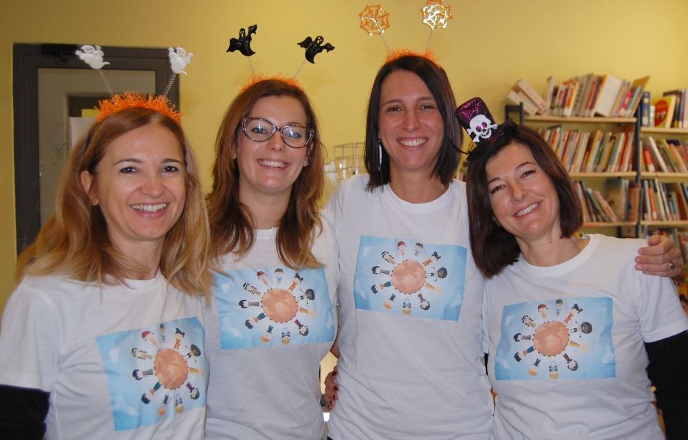 A Valenza 4 ragazze leggono i libri ai bambini