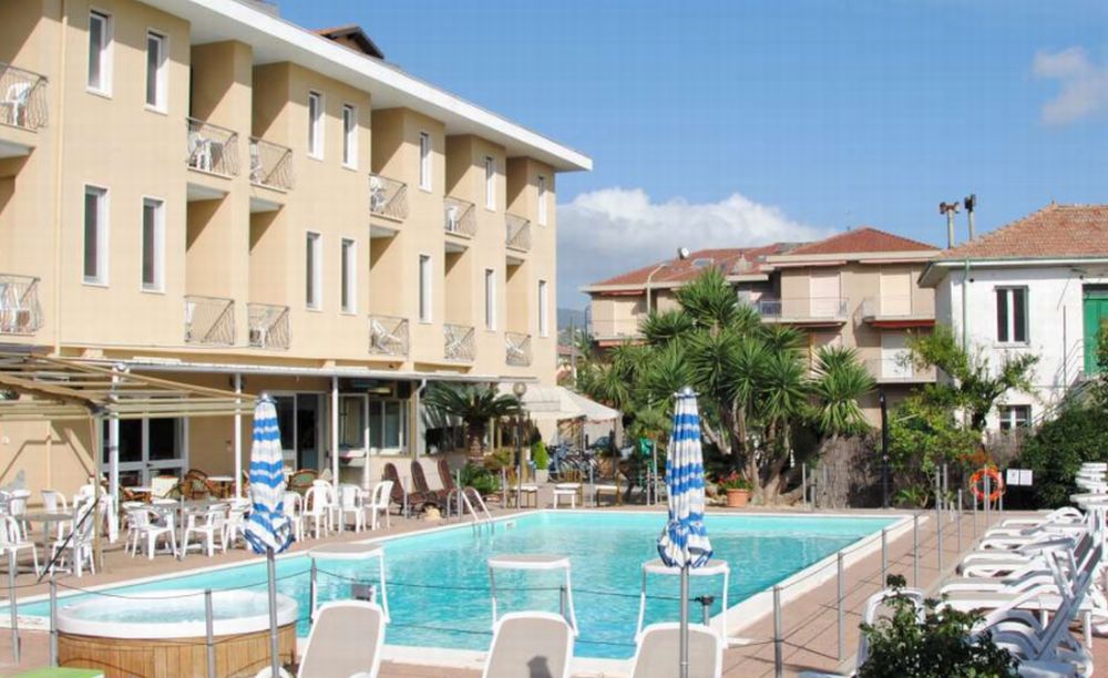 Per 80 euro armati con un piede di porco e col passamontagna rapinano l’hotel “Delle Mimose” di Diano Marina, arrestati