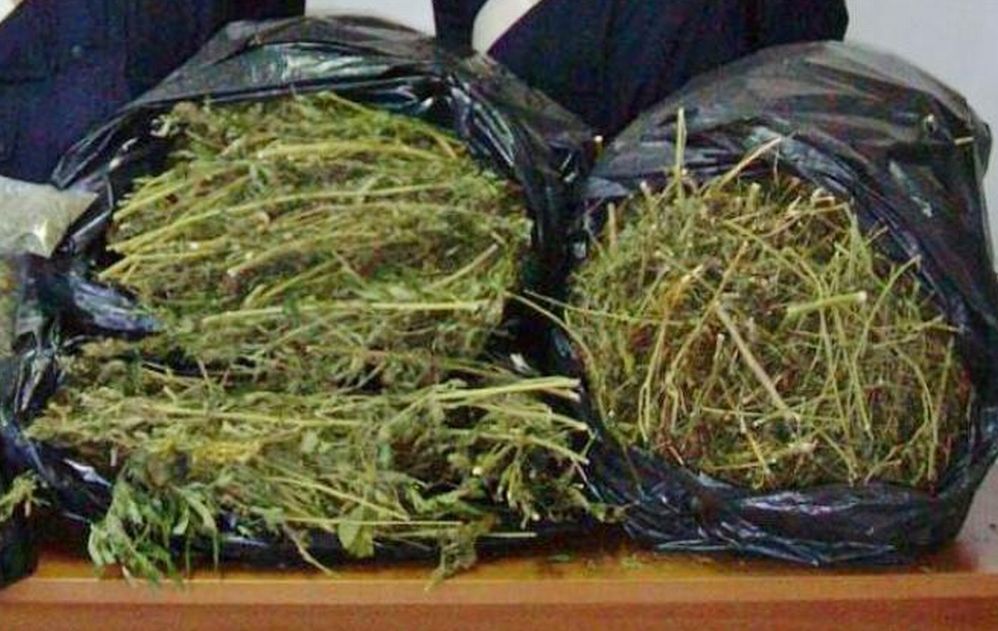 Droga e armi a Sanremo, due uomini di 35 anni e una donna di 23 arrestati con mezzo Kg di Marijuana, pistola e colpi