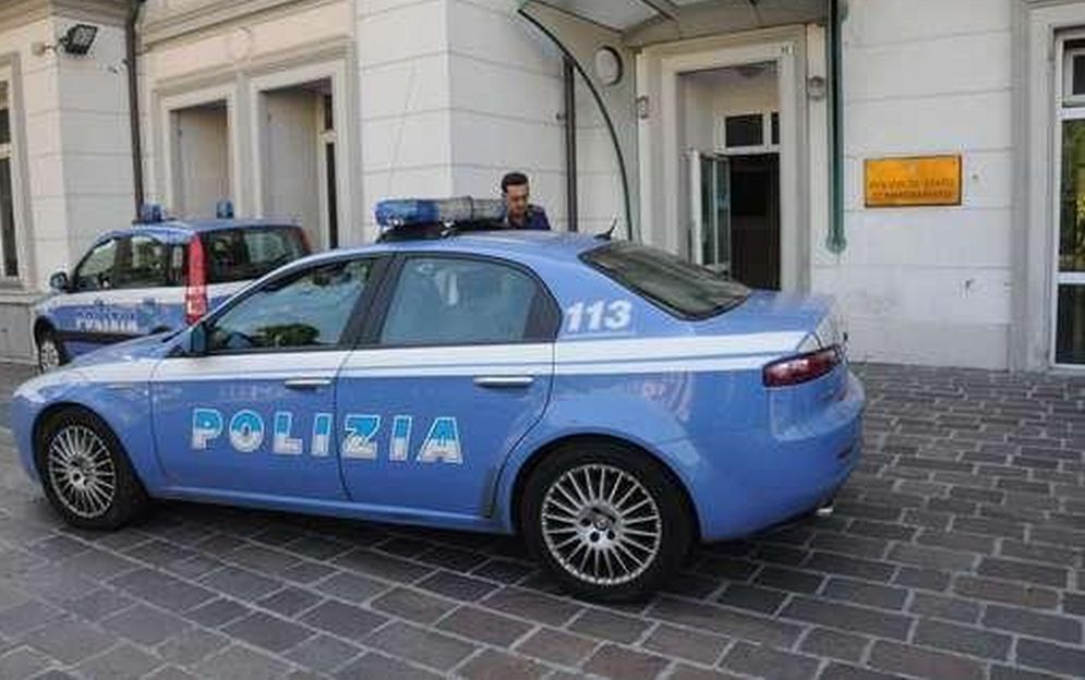 Imperia. La Polizia di Stato interviene per schiamazzi notturni. Uno straniero arrestato e un denunciato.
