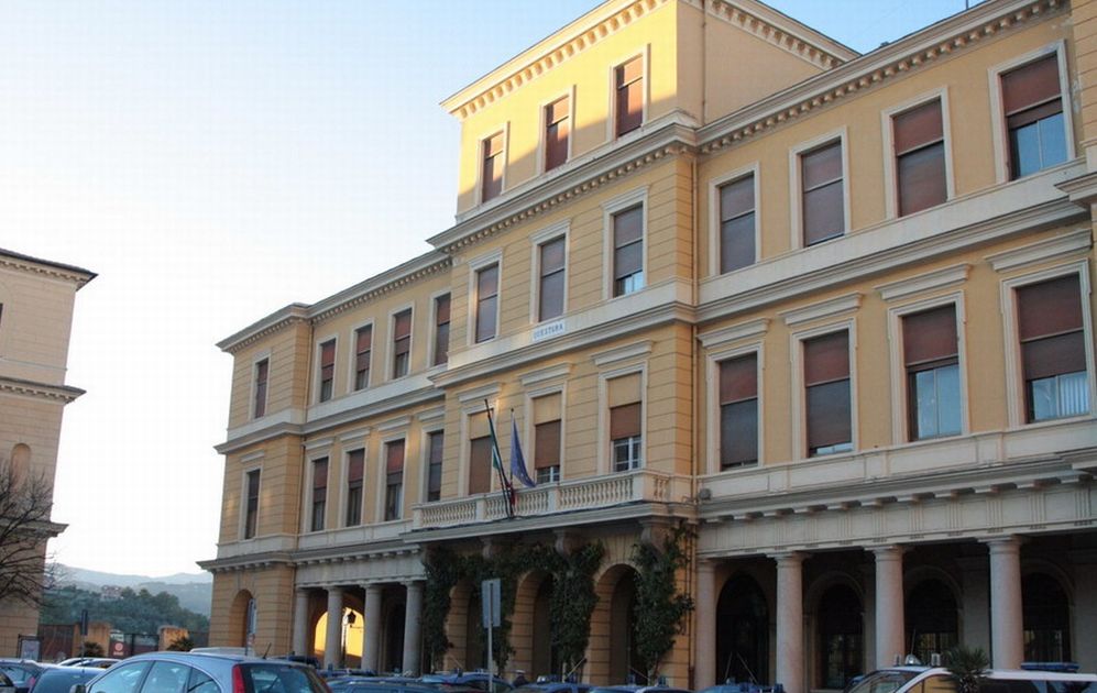 Agenti della questura di Imperia arrestano un uomo per resistenza e danneggiamento