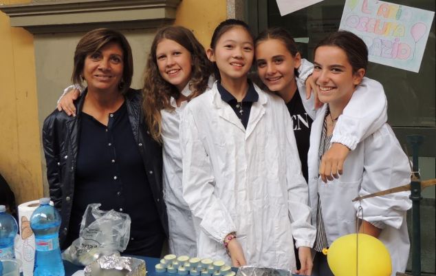 Reportage fotografico delle bancarelle scientifiche di Tortona che hanno visto protagonisti gli studenti della zona