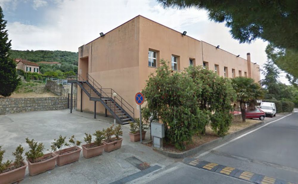 Diano San Pietro, i genitori protestano e il sindaco Mucilli cambia l’ingresso alla scuola perché pericoloso