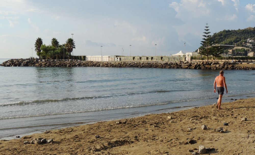 Costa 30 mila euro all’anno al Comune di Diano Marina garantire la spiaggia libera davanti all’hotel Paradiso