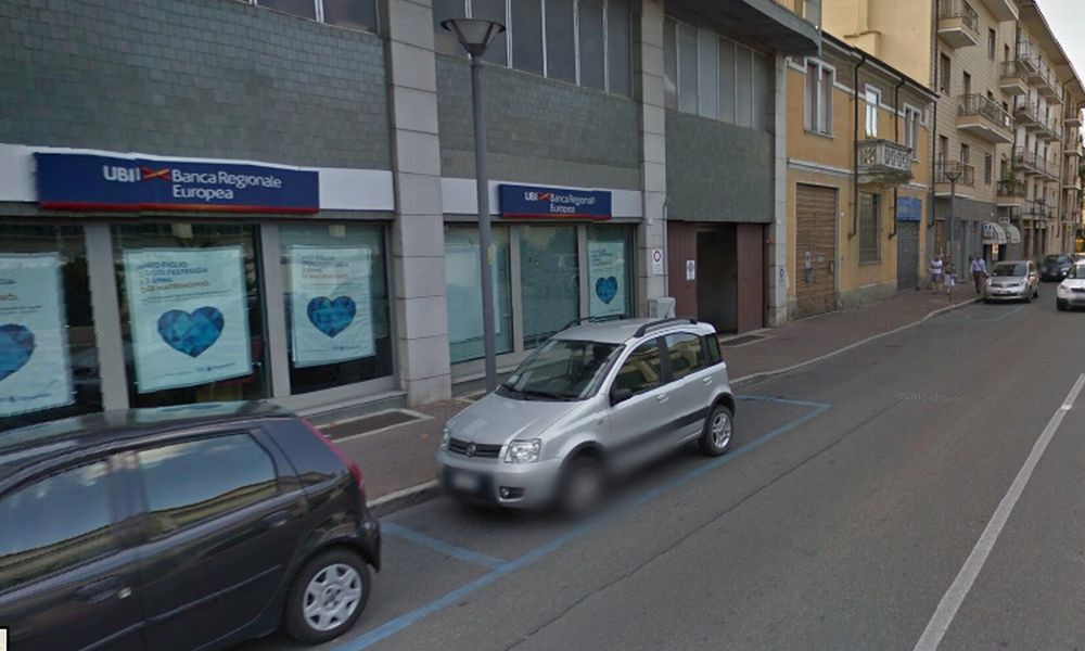 Armati di pistola e col passamontagna fanno irruzione alla Ubi banca di Tortona, sequestrano gli impiegati e rubano 250 mila euro