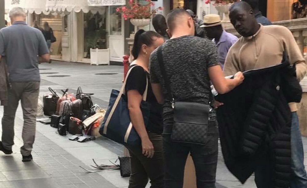 I troppi venditori abusivi a Sanremo stanno mettendo in ginocchio il Commercio, il Comune deve agire!