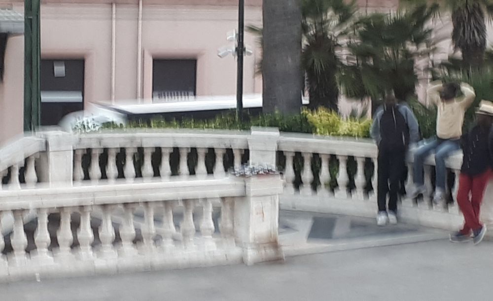 Venditori abusivi e mendicanti nei pressi del casinò di Sanremo incuranti delle telecamere. A cosa servono allora?