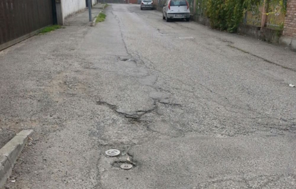 Un lettore segnala la grave situazione in cui si trova via Tognolo a Tortona. Le immagini parlano da sole