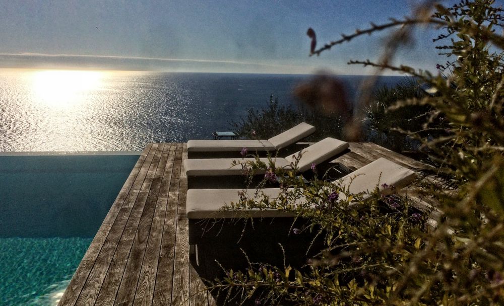 Questo giardino a strapiombo sul mare a Diano Marina sul sito italiano dell’architettura