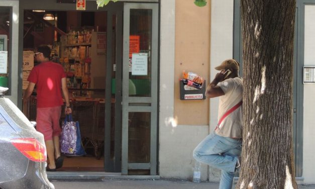 Tortonese rientra dalle vacanze e rimane stupito per i tanti stranieri che chiedono l’elemosina o vendono oggetti