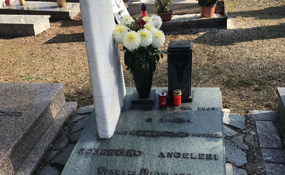Grave furto al cimitero di Tortona: rubano il busto di Roberto Angeleri, tenente dell’aviazione, realizzato da Pedenovi