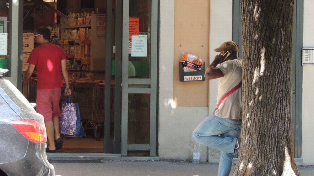 I Vigili Urbani contro gli accattoni a Tortona: controlli a tappeto e invito ad allontanarsi