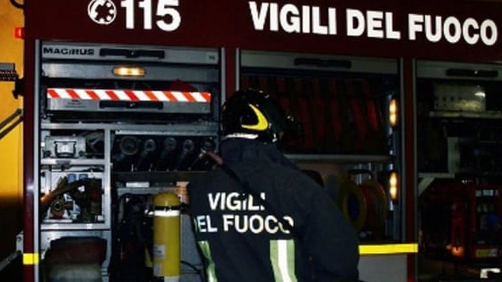 Giallo a Casalnoceto per un albero che prende fuoco improvvisamente