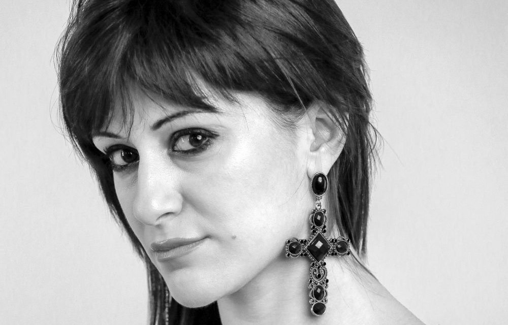 Debora Scalzo sarà ospite al mondadori bookstore di Sanremo per un firma copie di “Io resto cosi'”