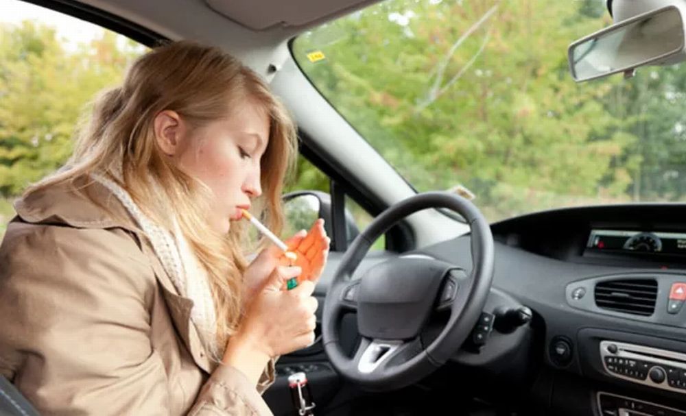 Imperia, fumava in auto e per poco non muore bruciata, salvata dall’amico con una coperta
