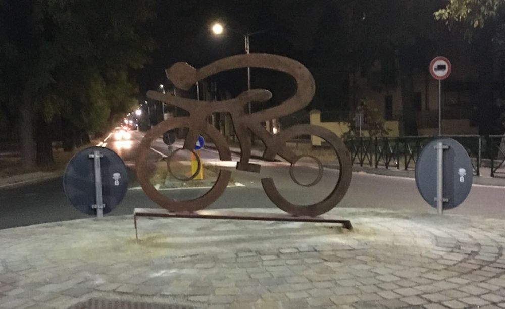 Il “Monumento al ciclista” esposto per l’arrivo il Giro d’Italia a Tortona ora è di tutti