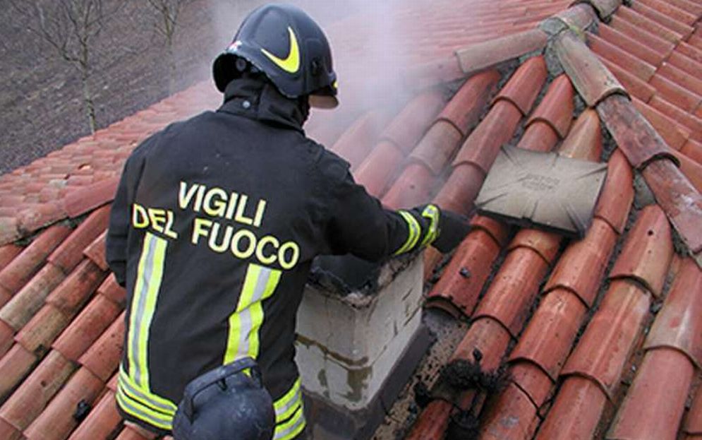 Incendio in una casa alla Regione Capitania di Tortona, i pompieri lavorano circa sei ore. Un’ala inagibile