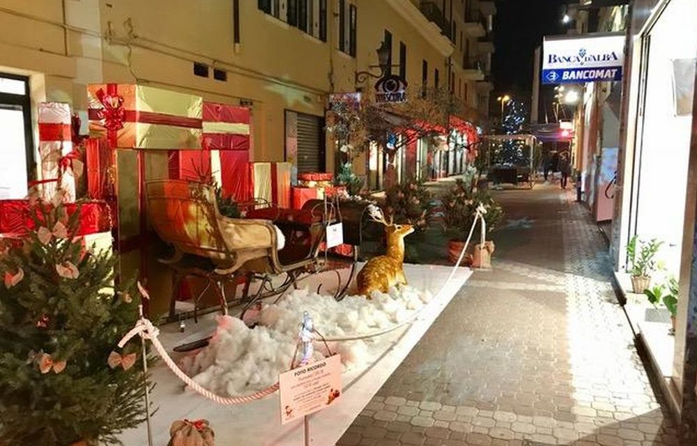 Imperia ha acceso le luminarie anche nelle strade di inVIA ceh si vestono a festa con slitta e….