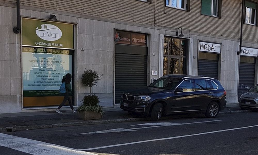 Parcheggio selvaggio a Tortona e la gente non può entrare in casa. Cittadino imbufalito scrive ai Vigili Urbani e alle iene