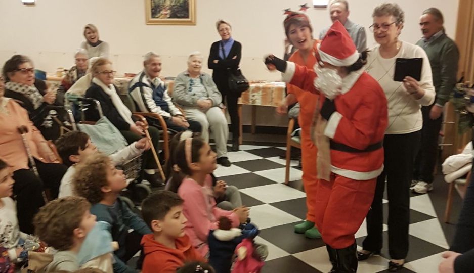 I bambini di Imperia hanno portato gli auguri agli anziani