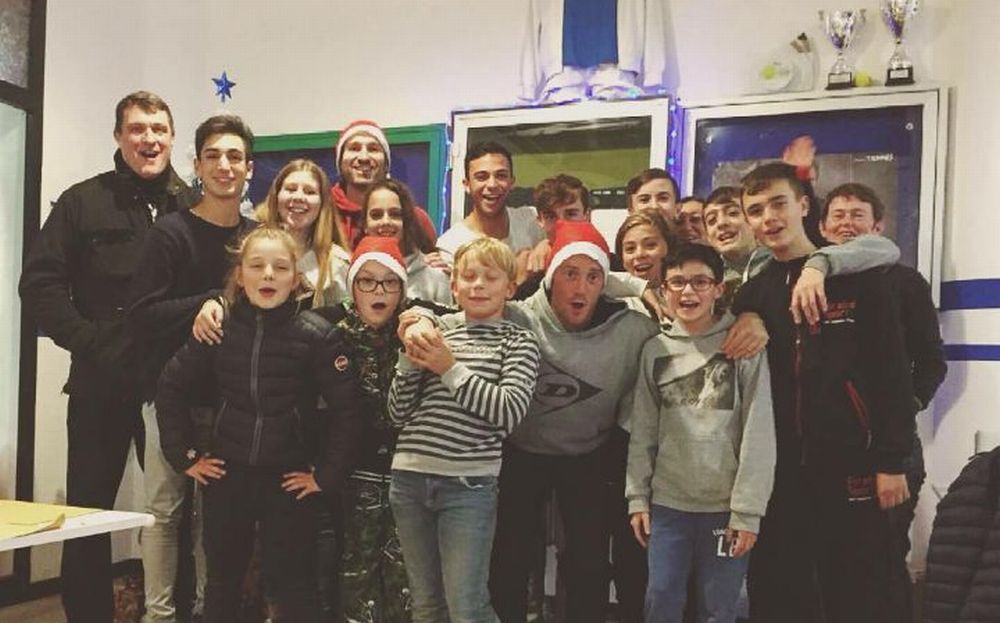 Al Vip Tennis Club di Diano Marina non c’è solo sport: si fa l’albero di Natale, si va in pizzeria e si stringe amicizia