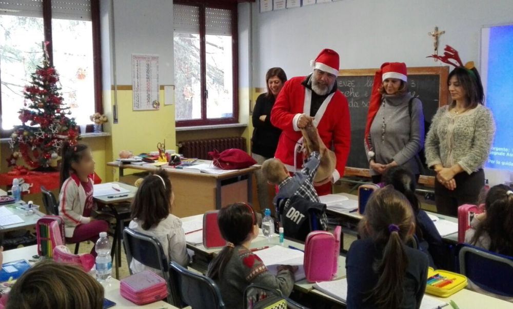 Il Sindaco Bardone diventa Babbo Natale e con la Giunta comunale di Tortona va nelle scuole per gli auguri di Natale